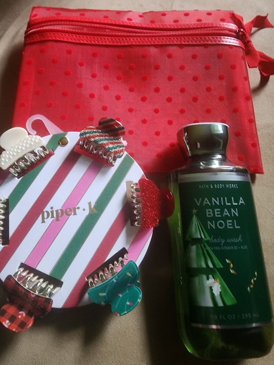 Bath & Body Works Other - Bath & Body Works Vanilla Bean Noel Body Wash Piper K Hair Clips Beauty Bag